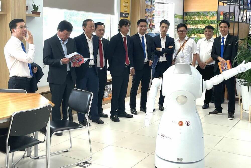 Đại biểu thăm quan phòng lab trường Đại học Lạc Hồng tại sự kiện sáng 22/1. Ảnh: Hà An
