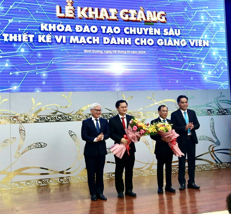 Secretary of Binh Duong Provincial Party Committee Nguyen Van Loi presented flowers to units coordinating to implement the training course.